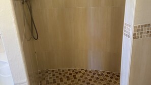 Villa | Badezimmer | Badewanne und Dusche (separat), Komfortbadewanne, Haartrockner