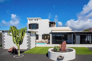 Exterior - 3 Bed Villa - Pool, Bbq, Terrace w Sea Views (Yaiza)
