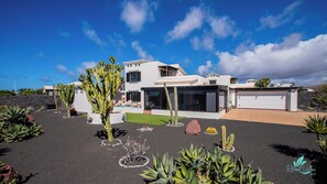 Exterior - 3 Bed Villa - Pool, Bbq, Terrace w Sea Views (Yaiza)