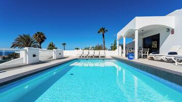 Villa | Piscina | Una piscina al aire libre