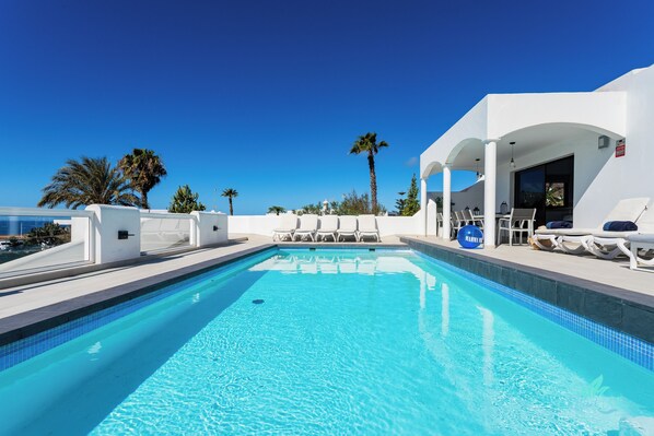 Villa | Pool | Outdoor pool - Remarkable 5-bed Villa in Playa Blanca (Yaiza)