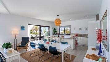 Villa | Cocina privada | Frigorífico, microondas, horno y placa de cocina