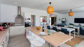 Villa | Cocina privada | Frigorífico, microondas, horno y placa de cocina