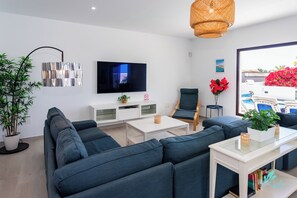 Villa | Woonruimte | Een televisie