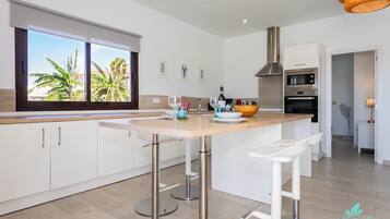 Villa | Cocina privada | Frigorífico, microondas, horno y placa de cocina