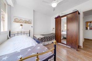 3 slaapkamers, een strijkplank/strijkijzer, gratis wifi, beddengoed