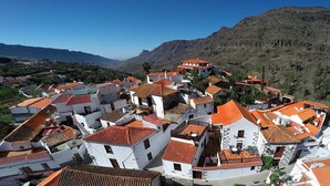 A mountainous village with traditional white buildings and red-tiled roofs. - Cosy Apartment in the Mountains Near Maspalomas (San Bartolomé de Tirajana)