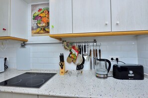Hus | Privat køkken | Køleskab, mikrobølgeovn, ovn, kogeplade