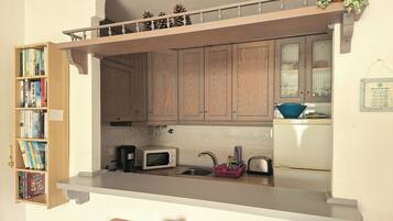 Apartamento | Cocina privada | Frigorífico, microondas, placa de cocina y hervidor eléctrico