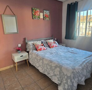 2 dormitorios, tabla de planchar con plancha, wifi gratis y ropa de cama