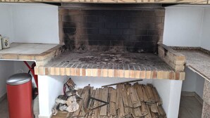 Chalet | Privékeuken | Een koelkast, een magnetron, een oven, een kookplaat