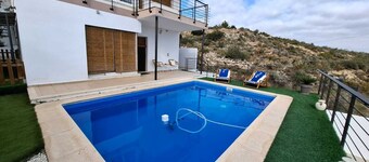 3 Bed Chalet-pool-pets-hot Tub-parking-garden