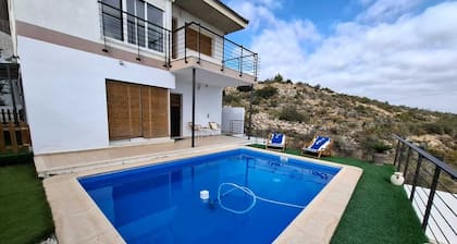 3 Bed Chalet-pool-pets-hot Tub-parking-garden