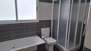 Chalet | Bathroom | Shower, hair dryer, towels