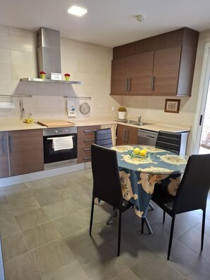 Chalet | Cocina privada | Refrigerador, microondas, horno y parrilla de estufa 