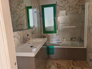Villa | Salle de bain | Douche, serviettes fournies