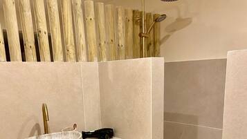 Apartment | Bathroom | Shower, hair dryer, towels, toilet paper