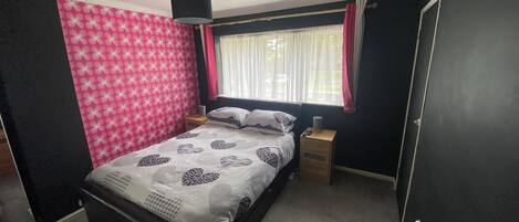 3 quartos, escrivaninha, ferros/tábuas de passar roupa