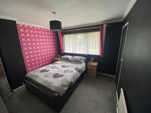 3 bedrooms, desk, iron/ironing board, free WiFi - A real homely home close to Gatwick and the South East of England. (Crawley)
