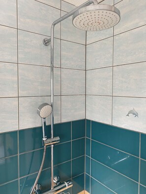 Ducha, secador de pelo, toallas, jabón
