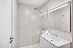 Buồng tắm vòi sen, máy sấy tóc, khăn tắm 