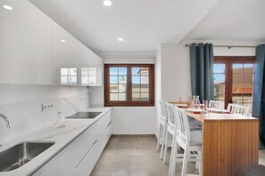 Kjøleskap, mikrobølgeovn, ovn og vannkoker