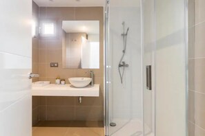 Ensemble douche/baignoire, baignoire relaxante profonde, sèche-cheveux