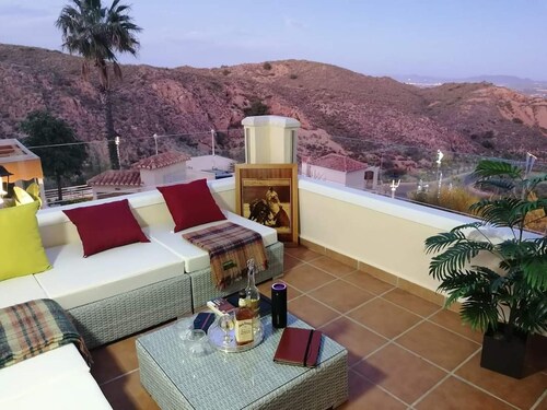 2 Bed House Sleeps 4 - Pool, Sea Views, Parking