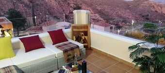2 Bed House Sleeps 4 - Pool, Sea Views, Parking