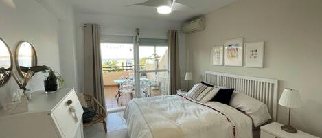 2 slaapkamers, een strijkplank/strijkijzer, gratis wifi, beddengoed