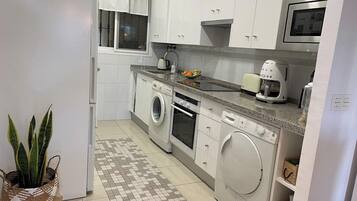 Frigorífico, microondas, horno y placa de cocina