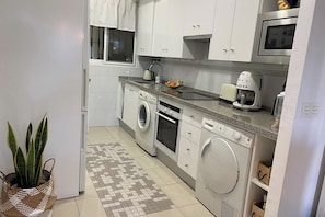 電冰箱、微波爐、烤箱、爐台