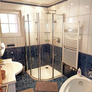 Apartamento | Baño | Bañera y ducha independientes, bañera profunda y secador de pelo
