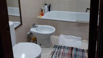 Ducha, bañera profunda, artículos de tocador gratuitos, secador de pelo