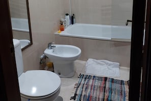 Ducha, bañera profunda y artículos de higiene personal gratuitos