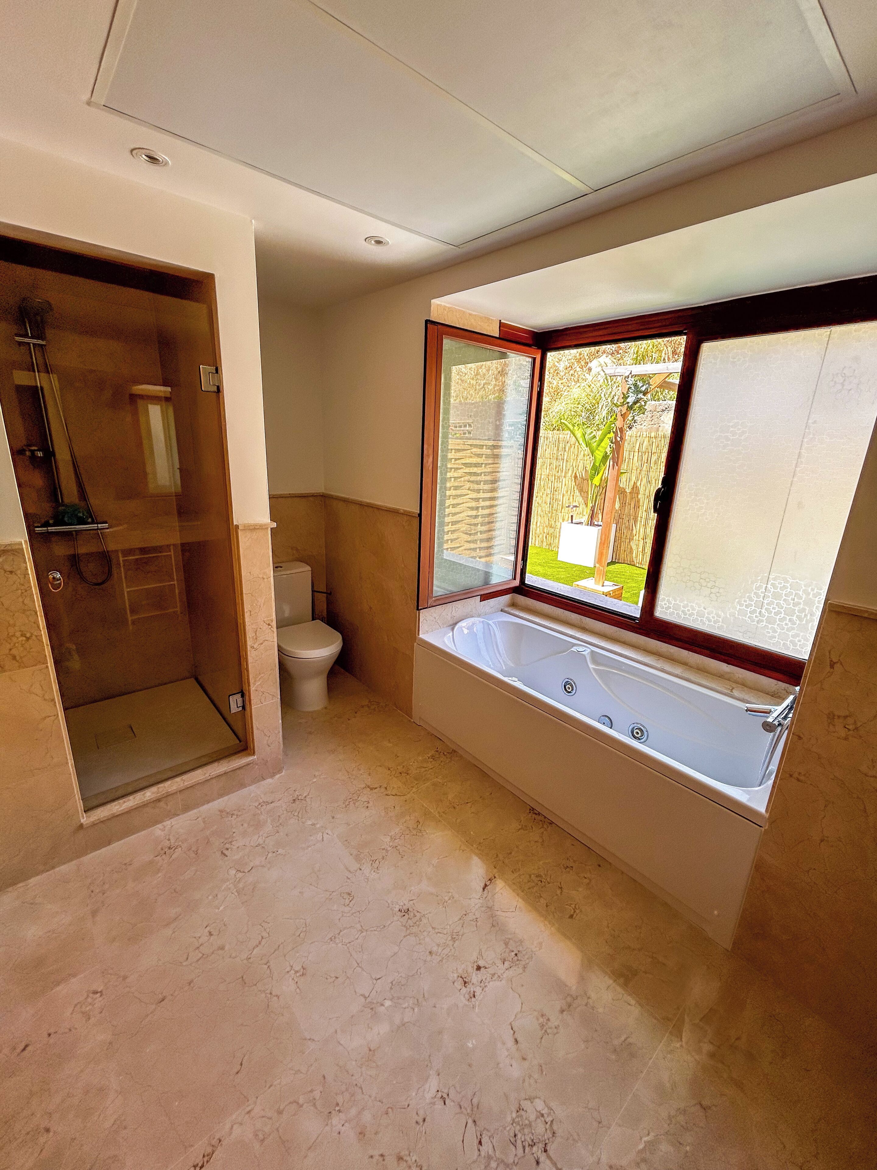 House | Bathroom | Separate bathtub and shower, deep-soaking bathtub, hair dryer, towels