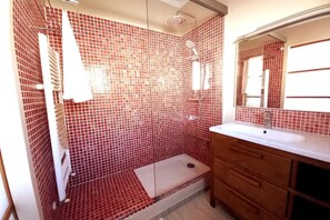 Villa | Badkamer | Een douche, een haardroger, handdoeken