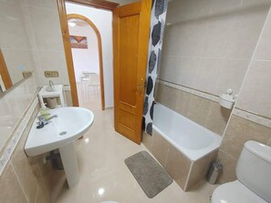 อพาร์ทเมนท์ | ห้องน้ำ | ฝักบัว, ผ้าเช็ดตัว