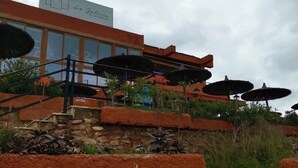Ein Hotel mit Außenbereich und einer Steintreppe, die zum Eingang führt.