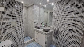 Apartment | Badezimmer | Dusche, Handtücher, Toilettenpapier