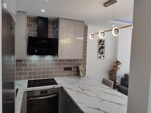 Appartamento | Cucina privata | Frigorifero, microonde, forno, piano cottura