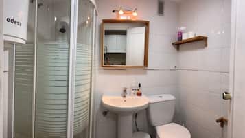 Studiolejlighed | Badeværelse | Bruser, hårtørrer, håndklæder, Toiletpapir