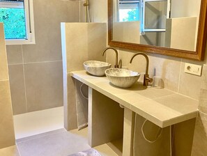Apartamento | Banheiro | Chuveiro, secador de cabelo, toalhas de banho 