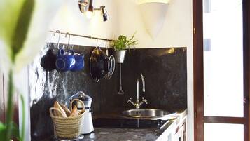 Studio | Private kitchen | Fridge, toaster, cookware/dishes/utensils