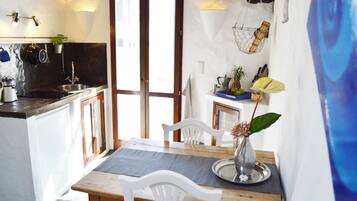 Studio | Cuisine privée | Réfrigérateur, grille-pain, batterie de cuisine, vaisselle et ustensiles