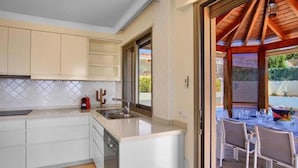 Fridge, microwave, oven, dishwasher - Villa Luxe Happy Holidays & Private Pool (Santiago del Teide)
