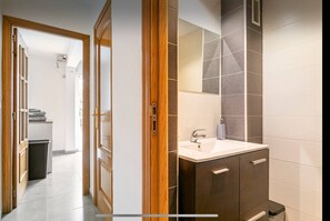 Apartment | Badezimmer | Dusche, kostenlose Toilettenartikel, Haartrockner, Handtücher