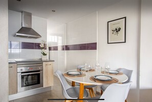 Apartment | Private kitchen | Fridge, microwave, oven, stovetop - Apartamento Inteiro a 3 Minutos da Praia de Gandia (Gandia)