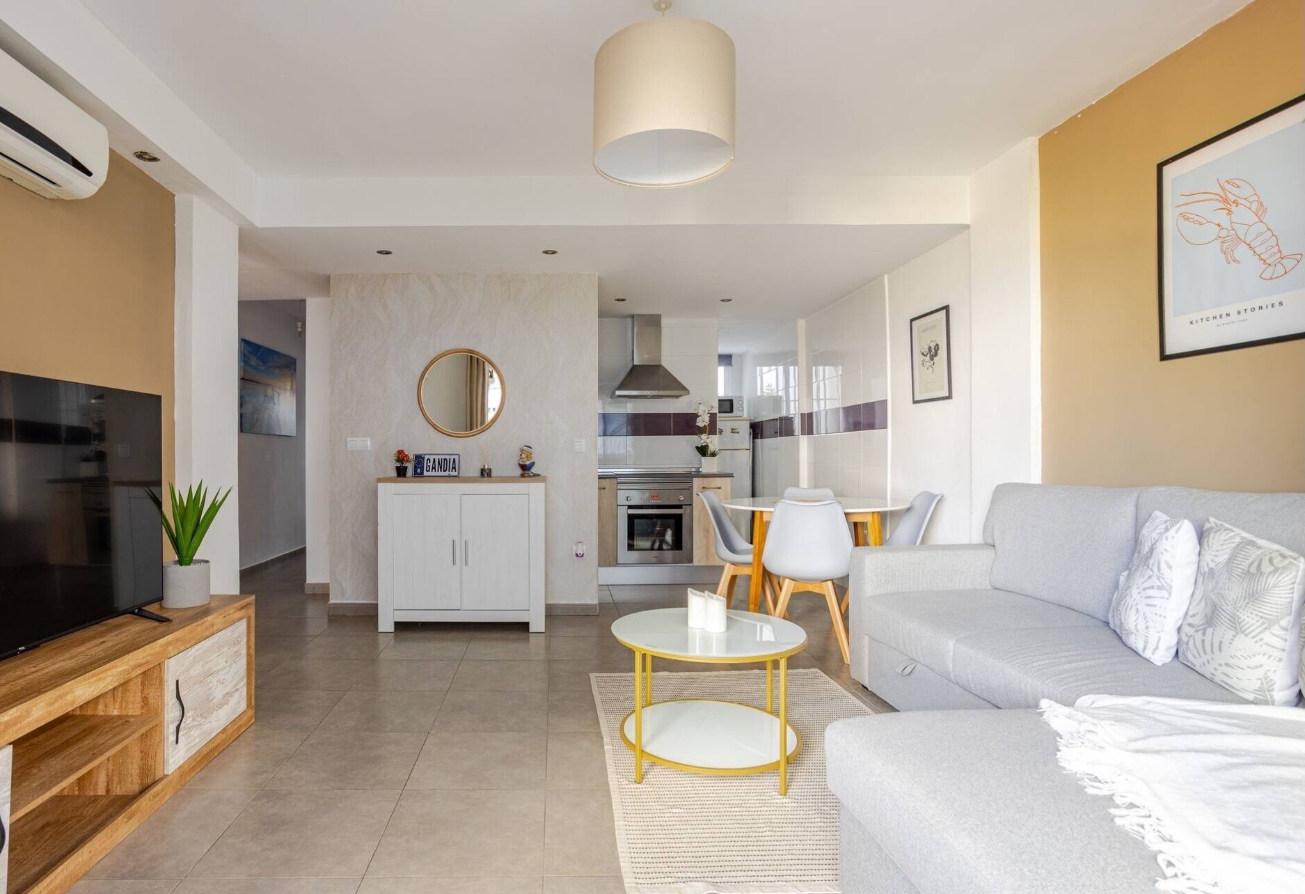 Apartamento | Zona de estar | Una televisión