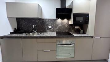 Apartament | Cuina privada | Frigorífic, microones, forn i placa de cuina